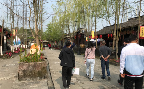 天府旅游公司召開戰旗項目現場工作會