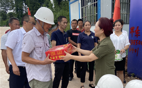 企業風采丨“夏送清涼 關愛相伴” 旅投創新公司工會至聚峰谷項目慰問 一線員工
