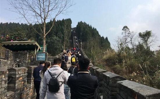 景區動態丨步步登高迎新年 金龍長城景區游客接待開門紅